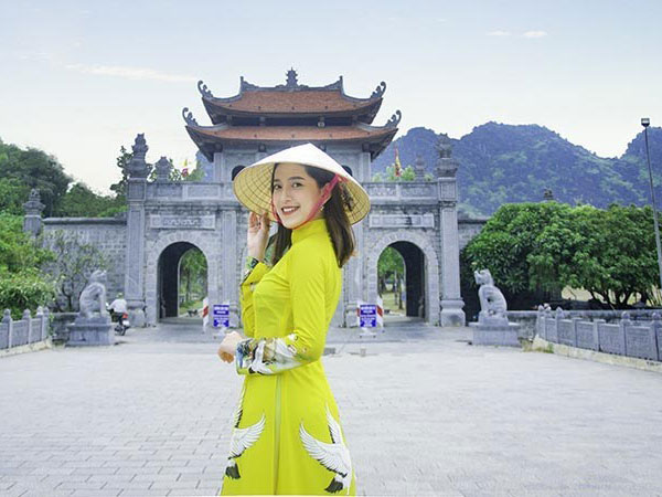 Duyên dáng với tà áo dài đi lễ chùa dịp đầu năm
