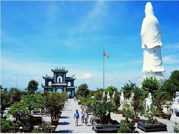 Du lịch tâm linh ghé thăm quan chùa Linh Ứng